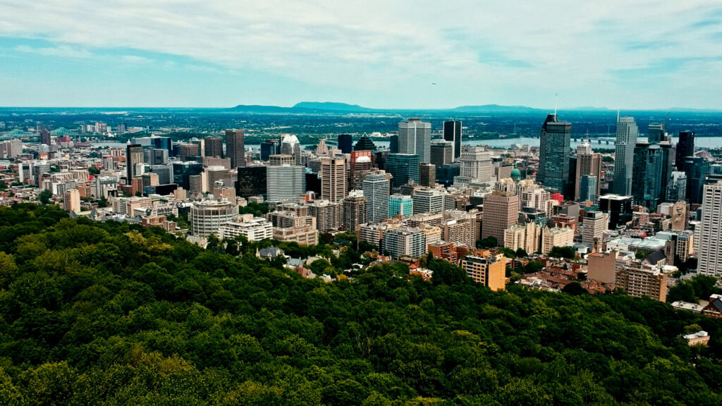 Uitzicht op het centrum van Montréal en de St. Lawrence-rivier, gefotografeerd vanaf het bekende uitkijkpunt op Mount Royal