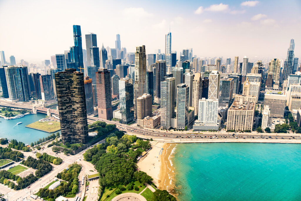 Luchtfoto van de skyline van Chicago met Oak Street Beach