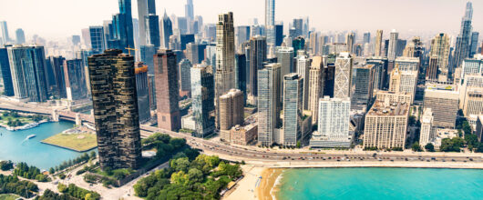 Luchtfoto van de skyline van Chicago met Oak Street Beach