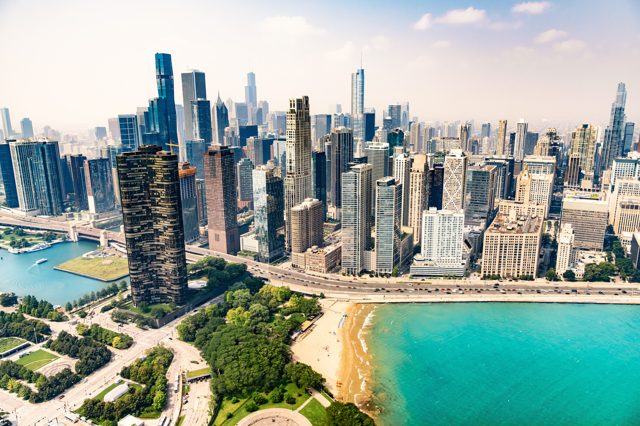 Luchtfoto van de skyline van Chicago met Oak Street Beach