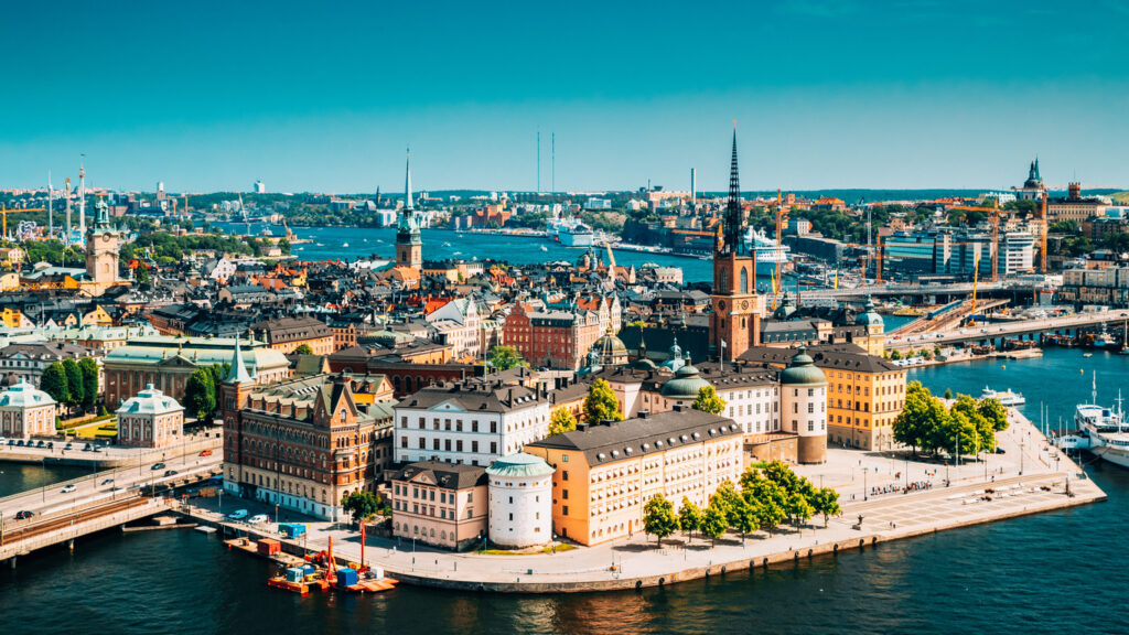 Een zonnige luchtfoto van het eiland Riddarholmen en de oude binnenstad (Gamla Stan) van Stockholm, met de opvallende Riddarholmskyrkan.