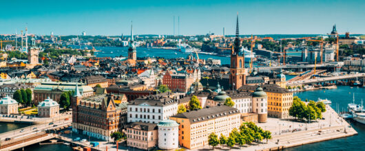 Een zonnige luchtfoto van het eiland Riddarholmen en de oude binnenstad (Gamla Stan) van Stockholm, met de opvallende Riddarholmskyrkan.