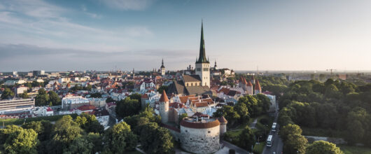 Een mooi uitzicht van bovenaf op de middeleeuwse stadsmuur, de dikke toren Kiek in de Kök en de Sint-Olafkerk in Tallinn.