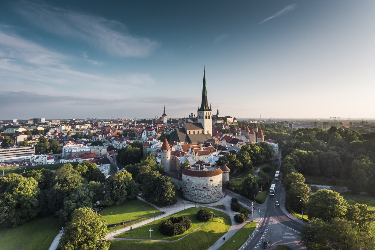 Een mooi uitzicht van bovenaf op de middeleeuwse stadsmuur, de dikke toren Kiek in de Kök en de Sint-Olafkerk in Tallinn.