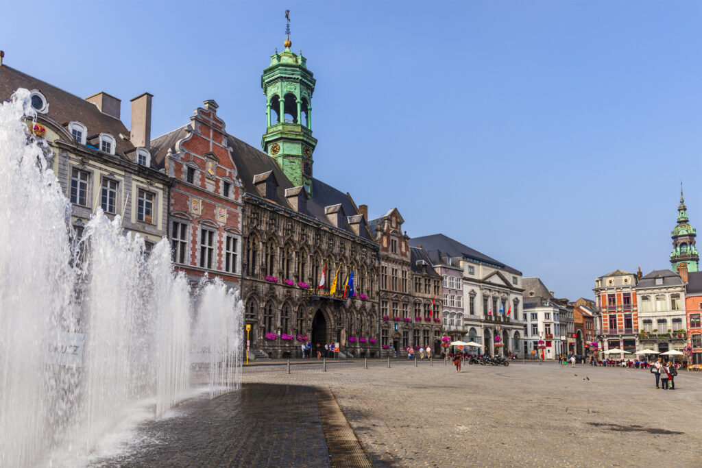 Historisch stadhuis aan een stadsplein met een fontein