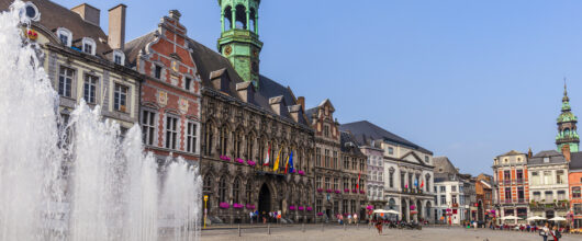 Historisch stadhuis aan een stadsplein met een fontein