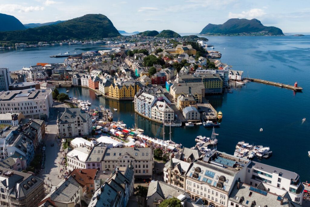 Matfestivalen tegen het sprookjesachtige achtergrond van Alesund en de natuur | MEMORIA