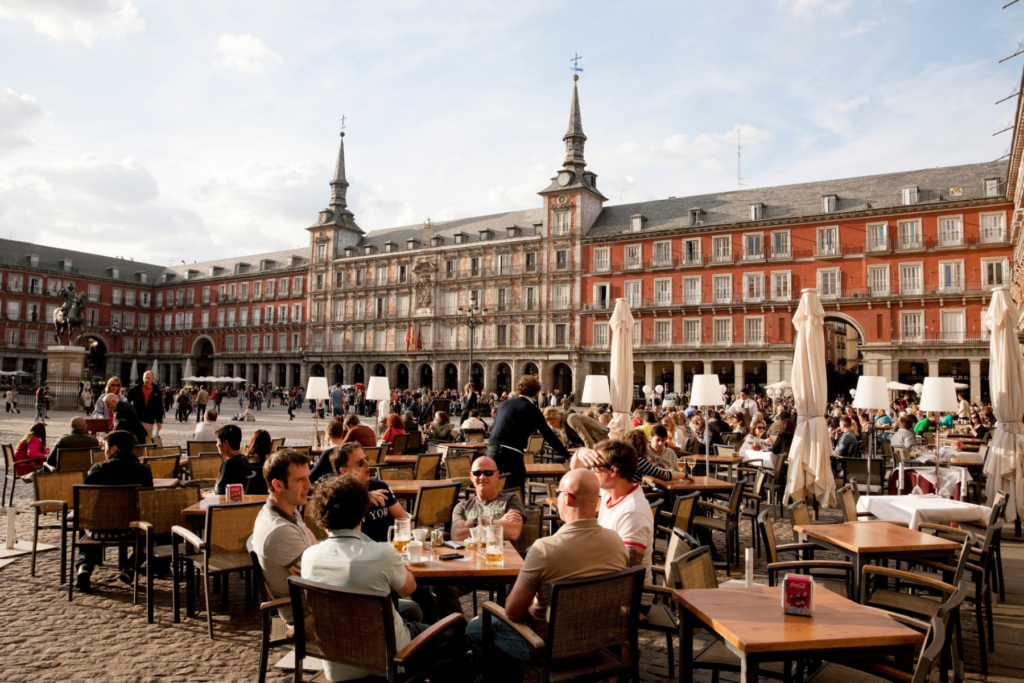 Foto van mensen op het terras in Plaza Mayor in Madrid