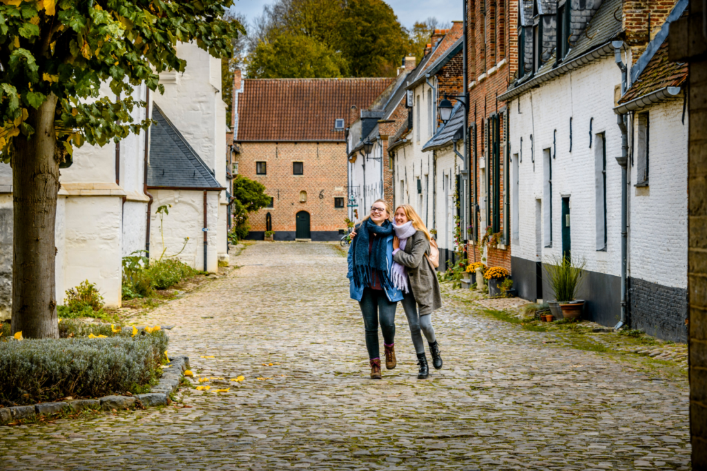 Wandelen door het Begijnhof in Diest door de rustige steegjes | © Lander Loeckx