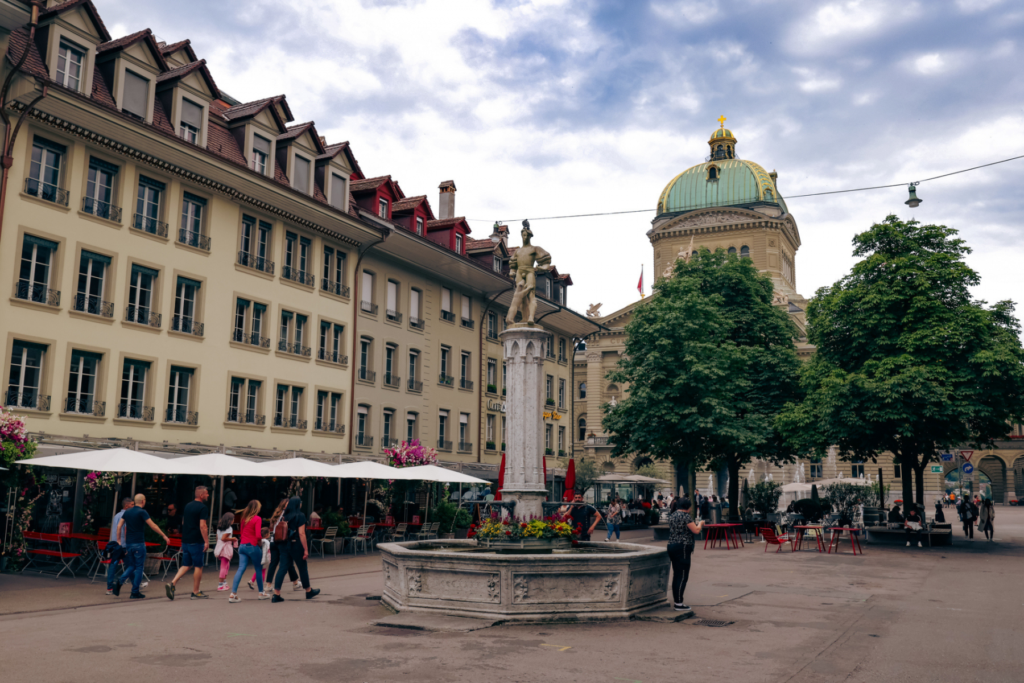 Bern plein met historische architectuur en gezellige terrassen