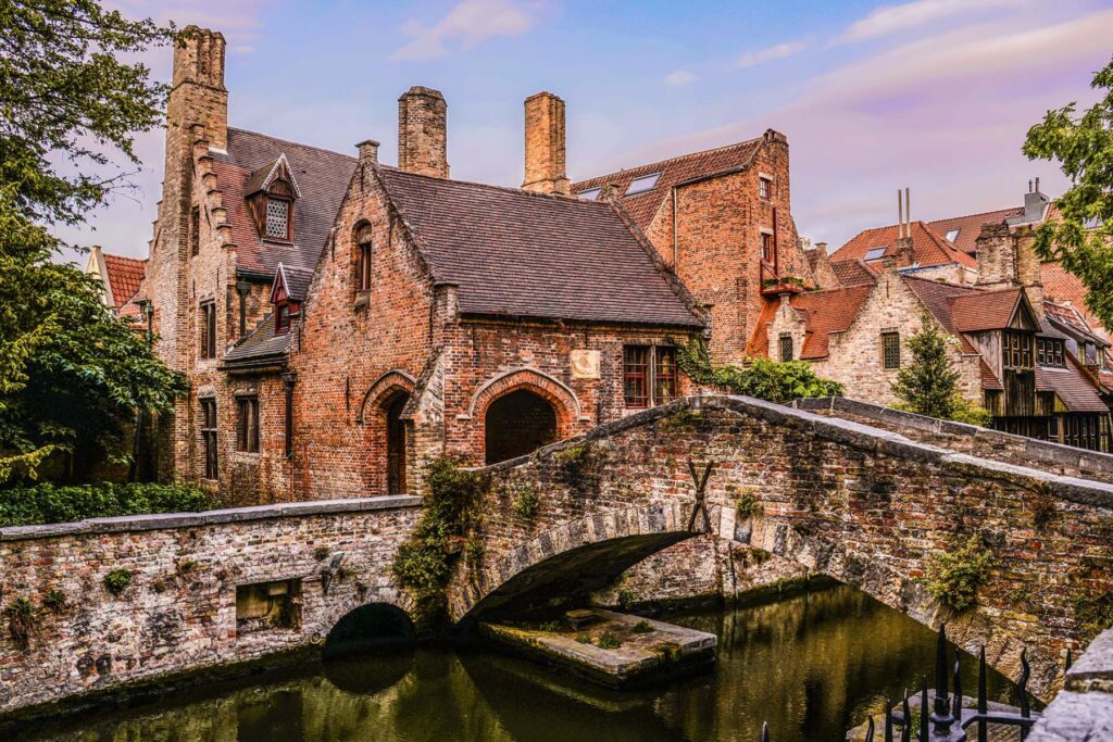 De Bonifaciusbrug in Brugge geeft uitzicht over de Onze-Lieve-Vrouwen-Kerk