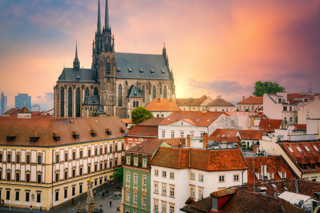 Historisch centrum van Brno met sfeervolle straatjes en de kathedraal van St. Petrus en Paulus. | iStock / © Andrey Danilovich