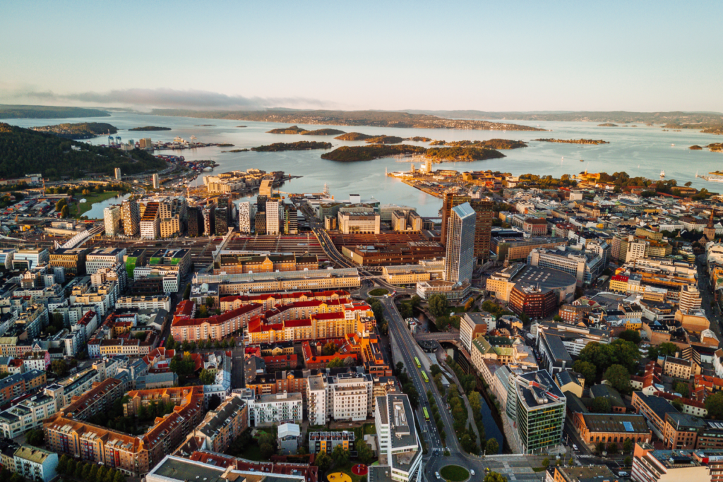 De prachtige stad Oslo met uitzicht over het Oslofjord en moderne gebouwen | iStock / © Drazen_