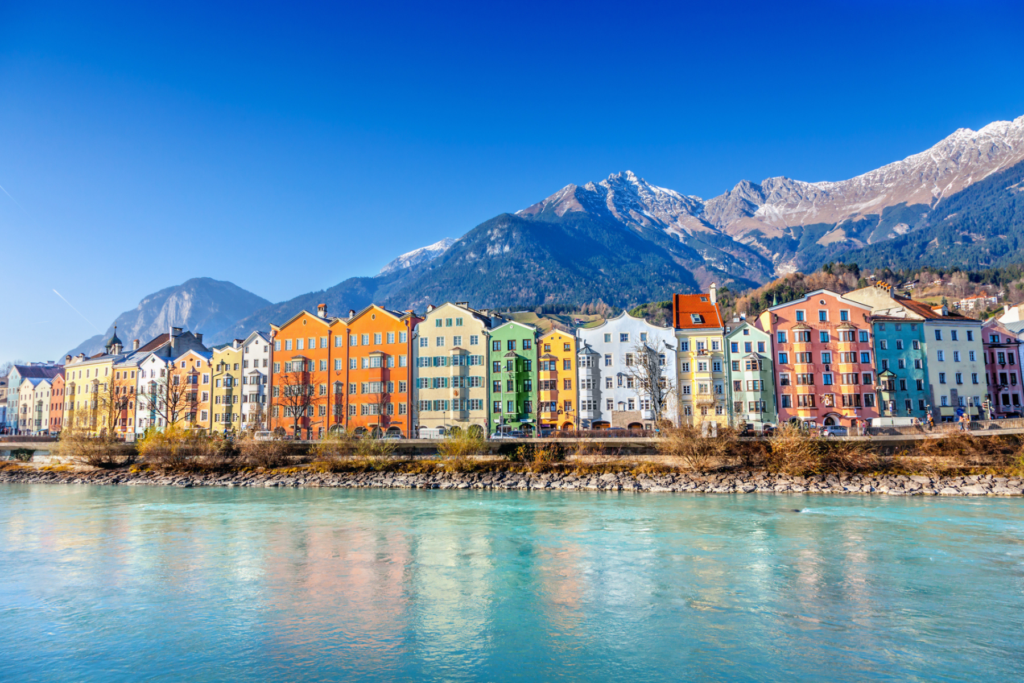 Onwijs leuke kleurrijke huizen van Innsbruck met op de achtergrond de indrukwekkende Alpen | iStock © Adisa
