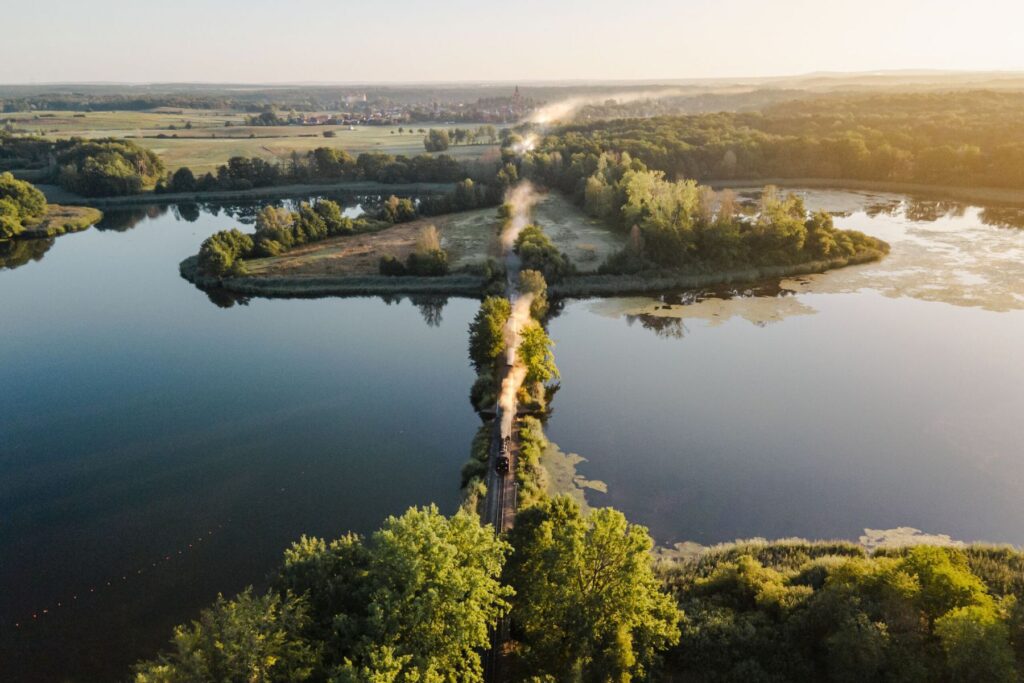 De historische stroomtrein slingert door het sprookjesachtige landschap | © Sebastian Weingart (DML-0)
