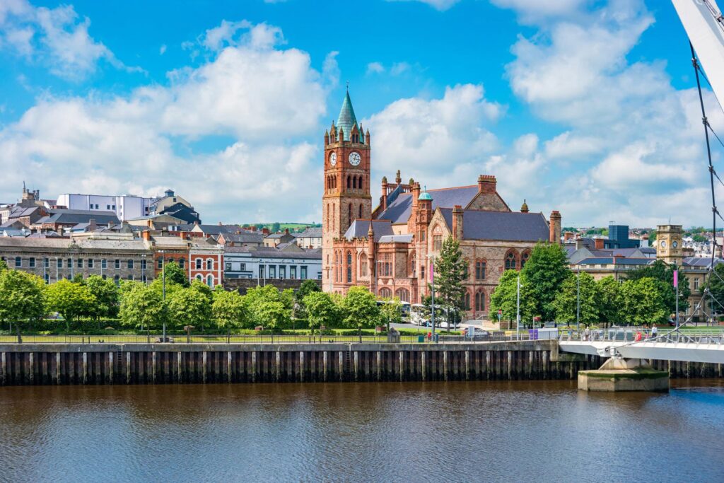De bekende brug in het pittoreske Londonderry tijdens je rondreis Noord-Ierland