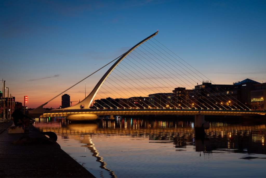 De Samuel Becket Bridge met zijn herkenbare harp-ontwerp