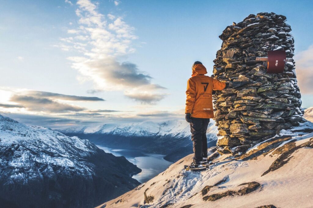 De donkere kleuren van de fjorden en de lichte sneeuw zorgen voor prachtige contrasten | Fjord Norway / Trolltunga Active
