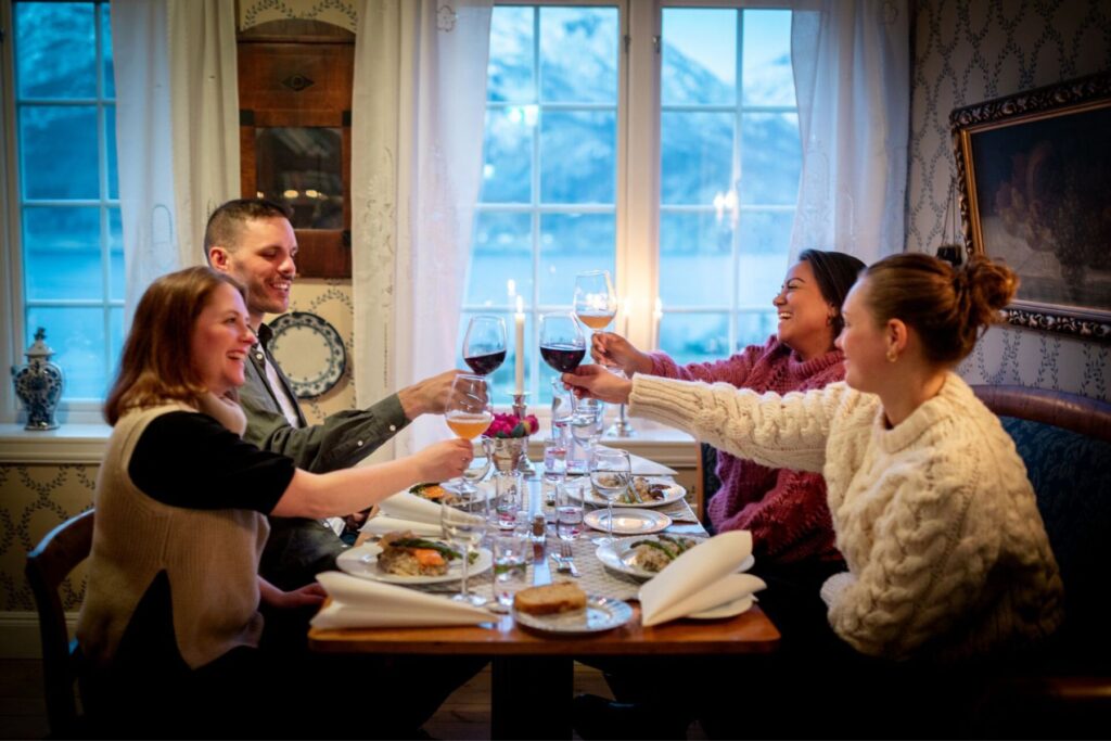 Na alle winteravonturen is het heerlijk opwarmen met een diner | fjordnorway.com / Fjord Norge