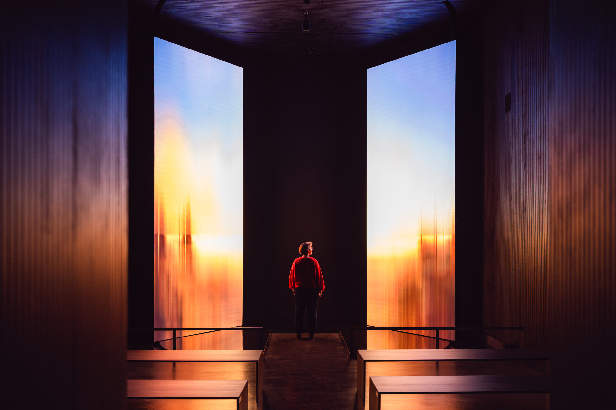 Vrouw in museum © MV T Gross