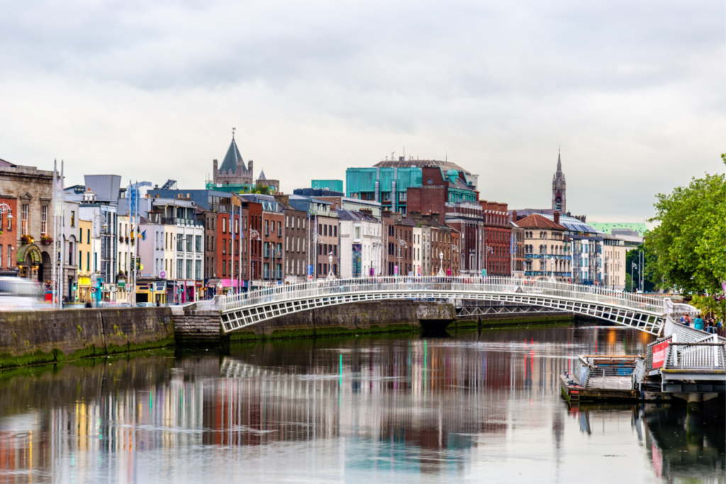 De beroemde Ha’penny Bridge met weerspiegeling in de Liffey