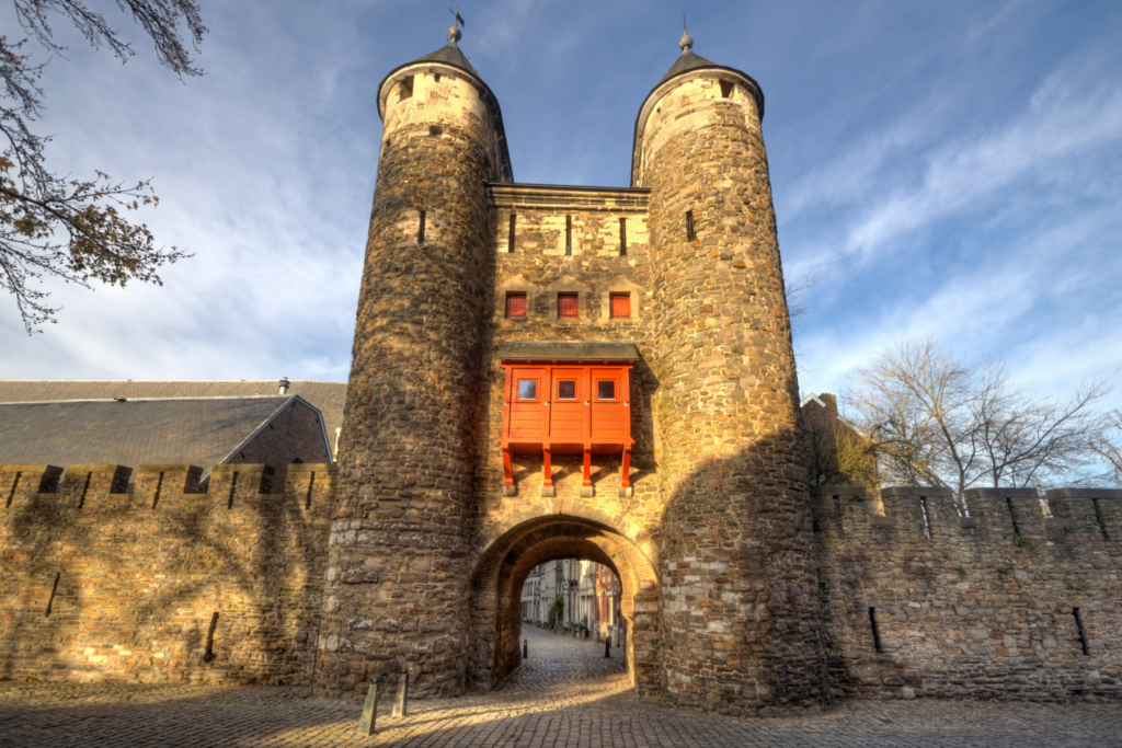 Helpoort, de oudste stadspoort van Maastricht