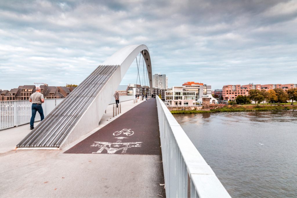 De hogebrug in Maastricht uitzicht