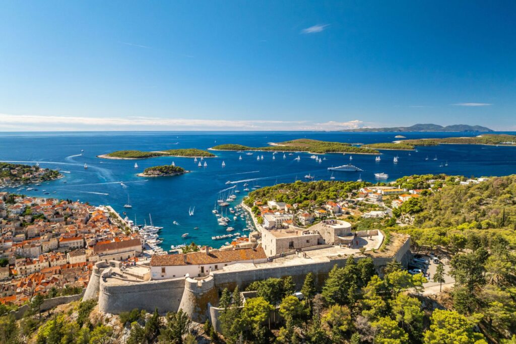 Vanaf Hvar heb je prachtige uitzichten over de Adriatische Zee | © Julien Duval