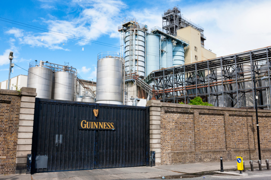 De zwarte poort bij de Guinness-brouwerij in Dublin 
