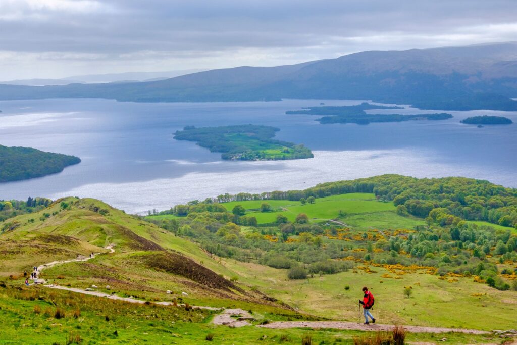 Loch Lomond en Trossachs National Park lenen zich perfect voor een wandeling