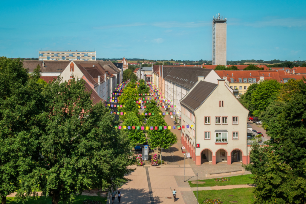 De kleurrijk versierde Turmstraße in het centrum van Neubrandenburg | © VZNB