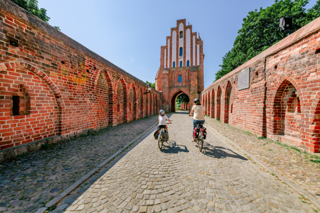 Bij de historische Friedländer Tor in Neubrandenburg | © MV-T / Tiemann