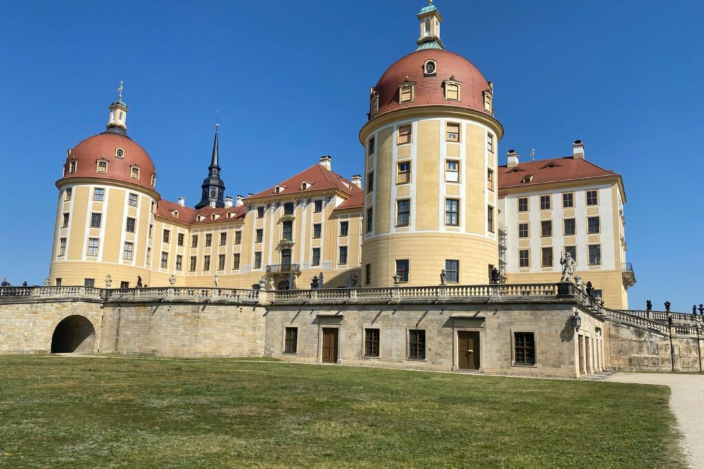 De kleuren van Moritzburg vormen een mooi contrast met de helderblauwe lucht | CityZapper