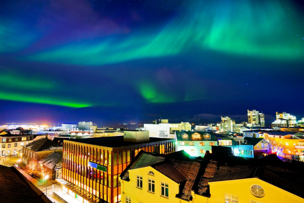 Noorderlicht in het centrum in Reykjavik IJsland