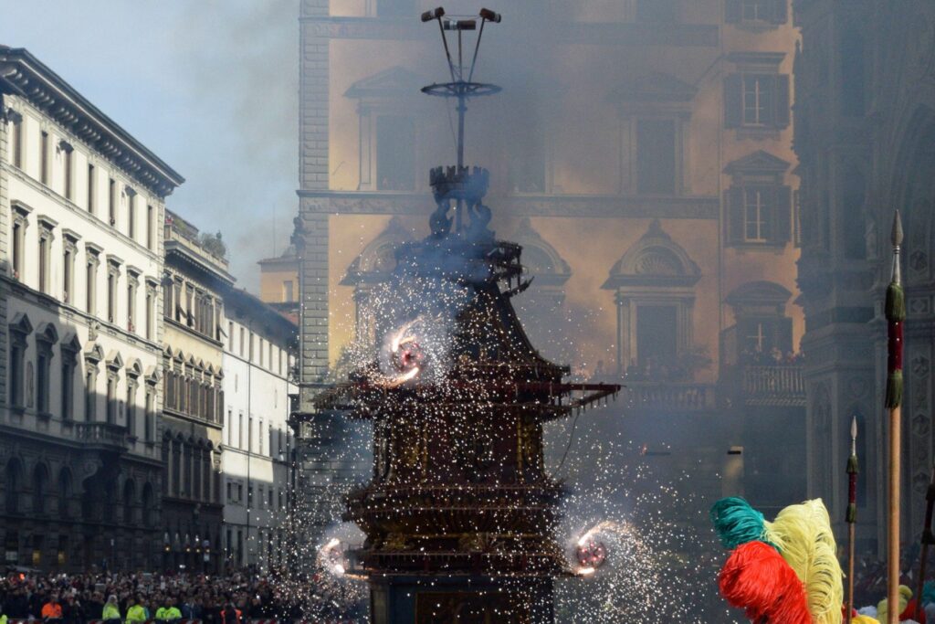 Tijdens Pasen wordt in Florence een ossenkar tot ontploffing gebracht Scoppio del Carro in Florence
