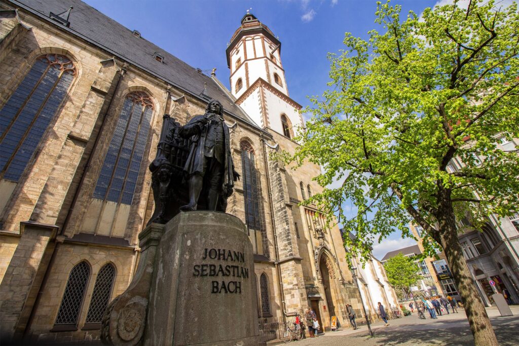 De Thomaskirche in Leipzig is het middelpunt met Pasen Thomaskirche in Leipzig