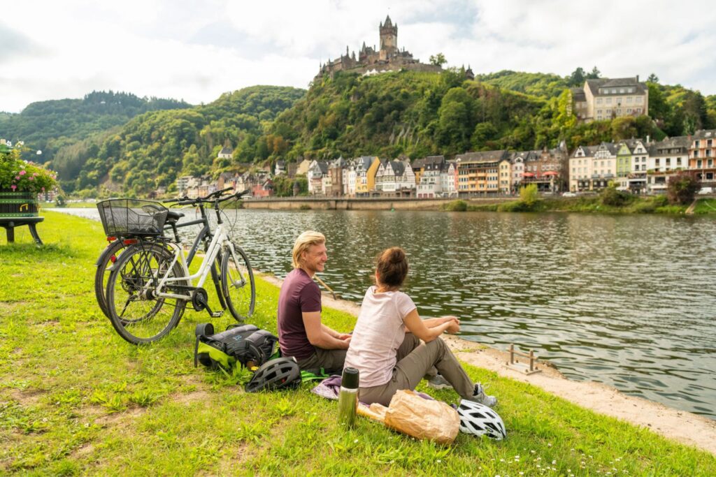 Rust even uit tijdens een gezellige picknick bij Cochem | Mosellandtouristik GmbH / D. Ketz