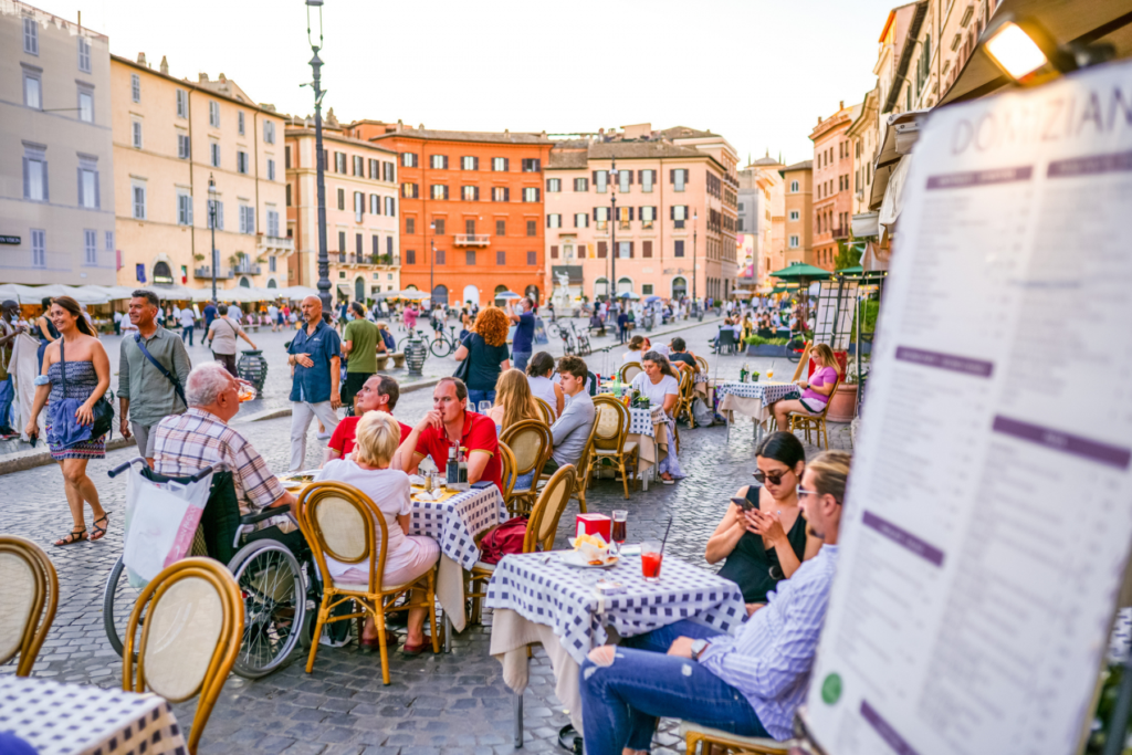 Mensen drinken Aperol Spritz op het Piazza Navona plein op het terras