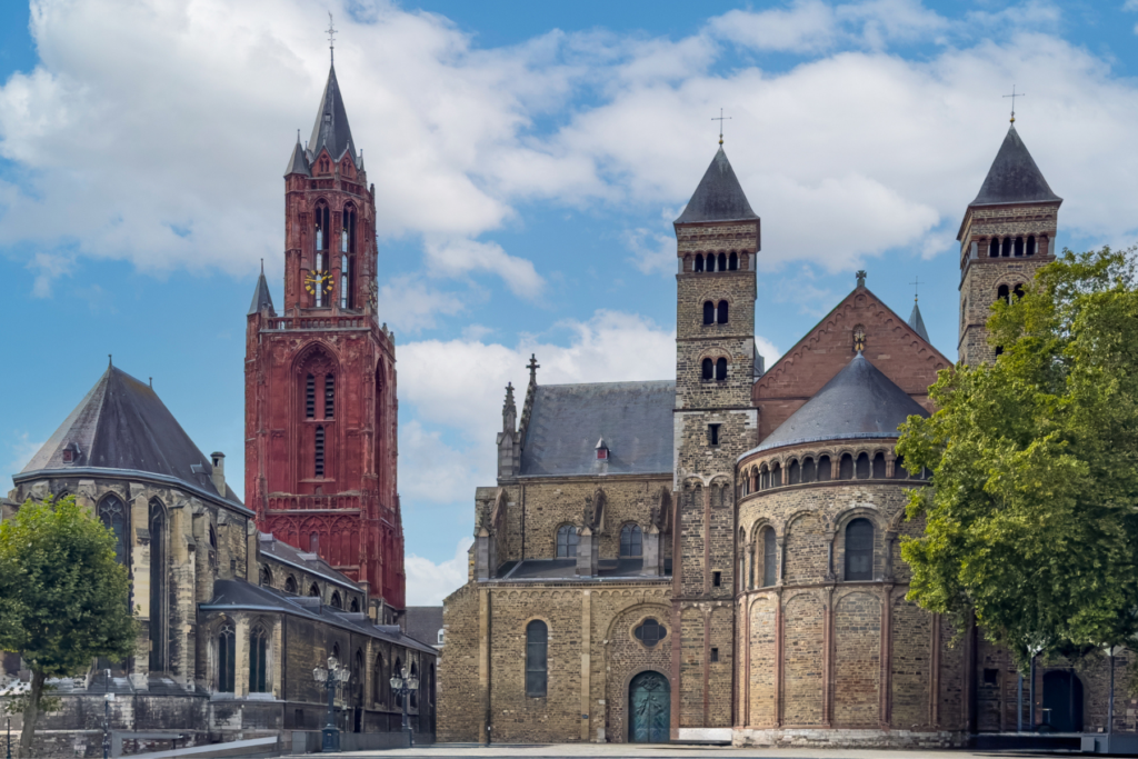 Rode toren bij het Vrijthof in Maastricht