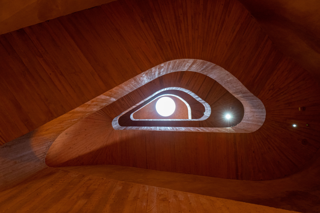 Indrukwekkende bruine trappen in Museum Küppersmühle in Duisburg