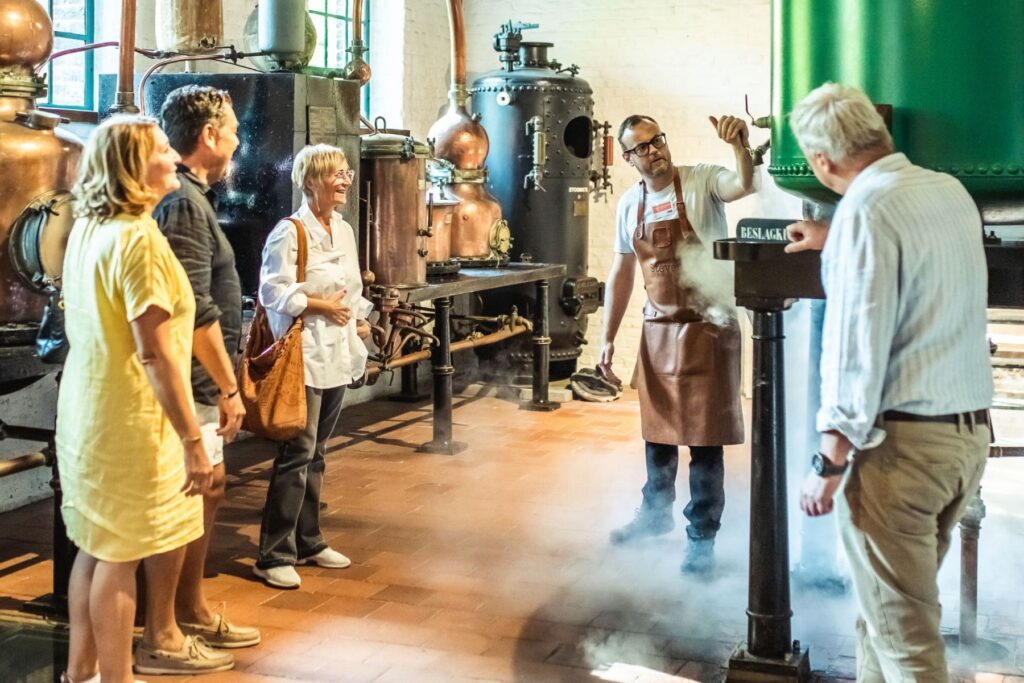 Proef jenever in een van de proeflokalen | © Visit Limburg / P. Vande Ven