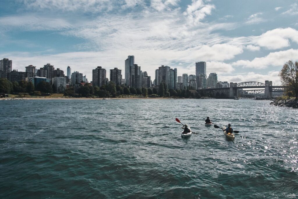 Ontspannen op het water van False Creek | © Destination Vancouver / Kindred & Scout