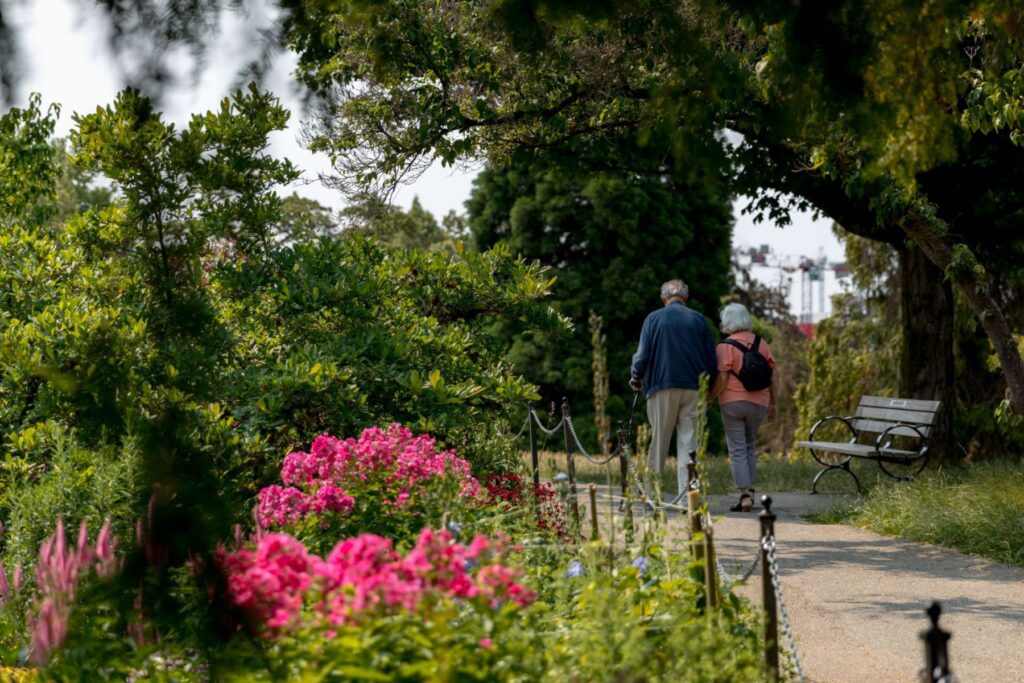 Wandel langs de kleurrijke bloemen in Queen Elizabeth Park | © Jon Ross Films