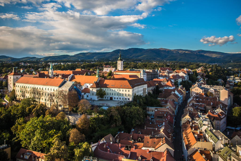 Uitzicht over het groen en de bergen van de stad Zagreb in Kroatië
