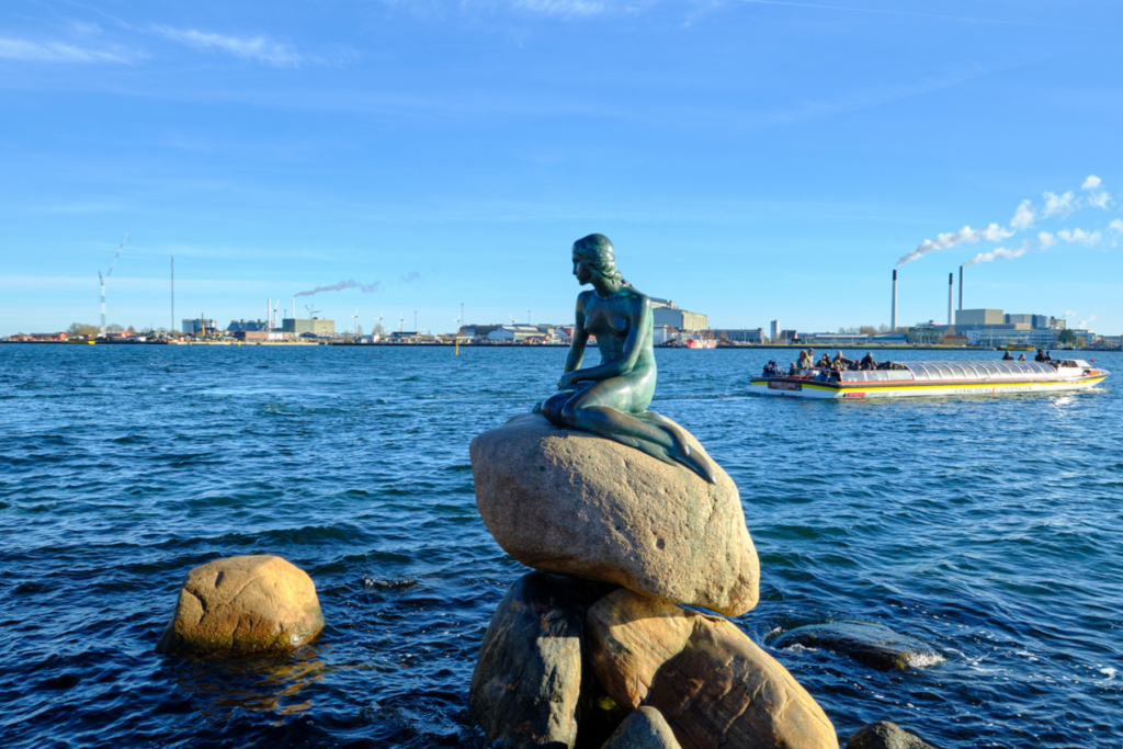 Beroemde standbeeld de Kleine Zeemeermin in Kopenhagen