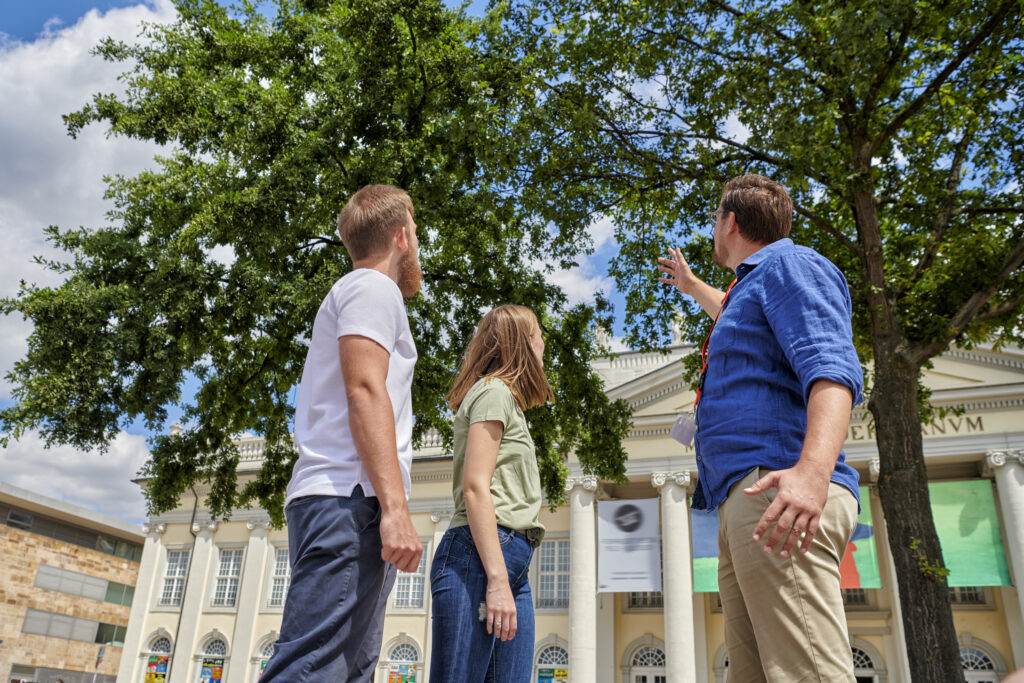 Twee mannen een een vrouw voor een museum in Kassel