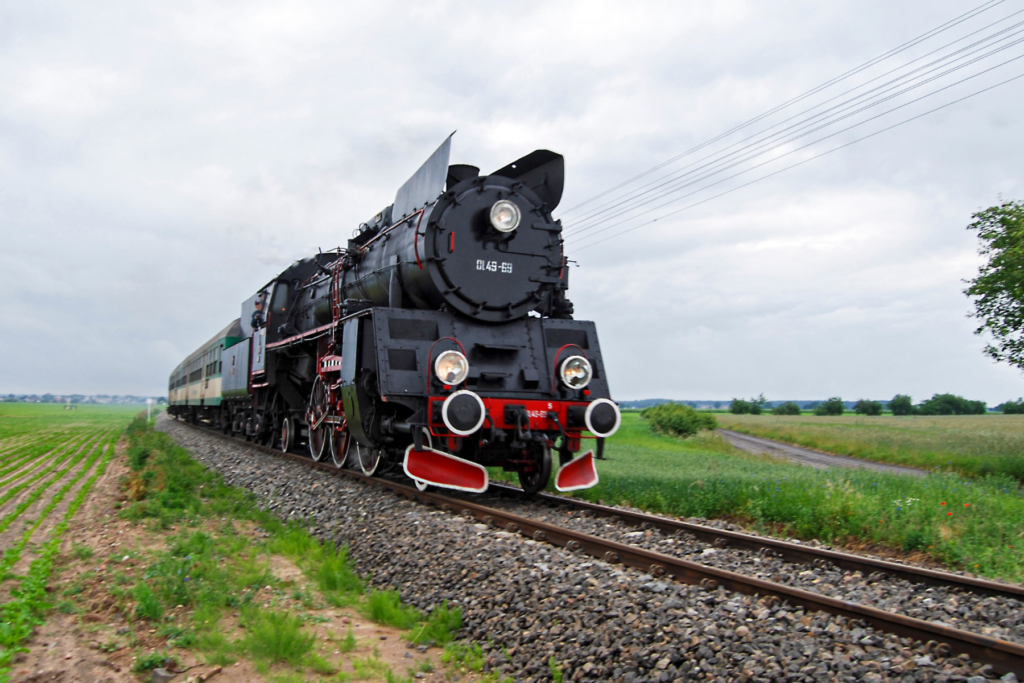 Ouderwetse stoomlocomotief  in Polen