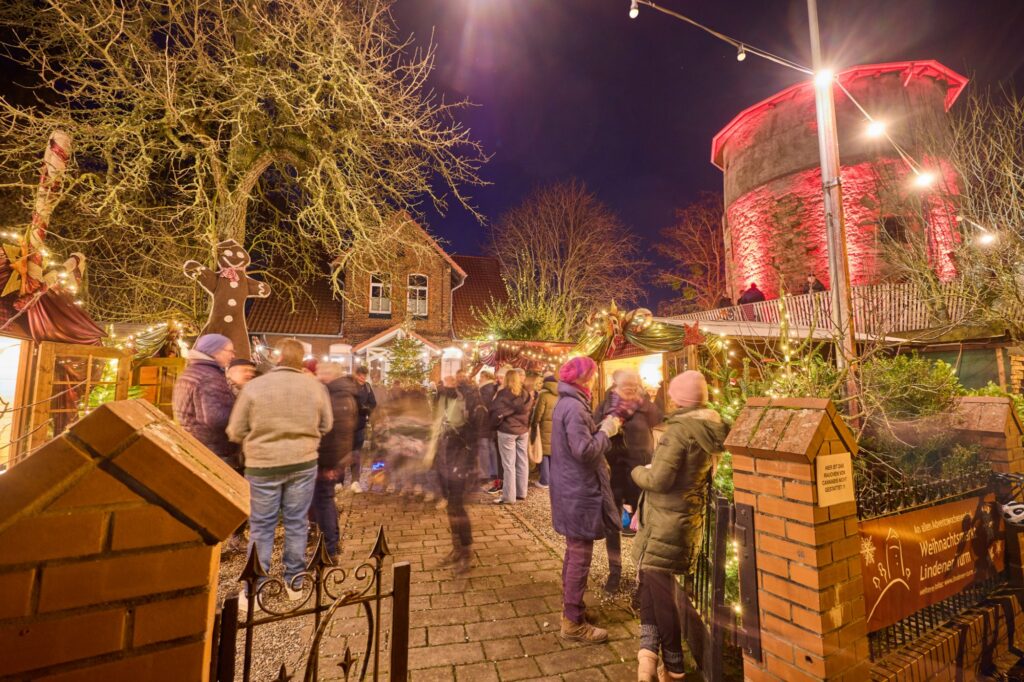 Kerstmarkt op de Lindener Berg met de rood verlichte Lindener Turm
