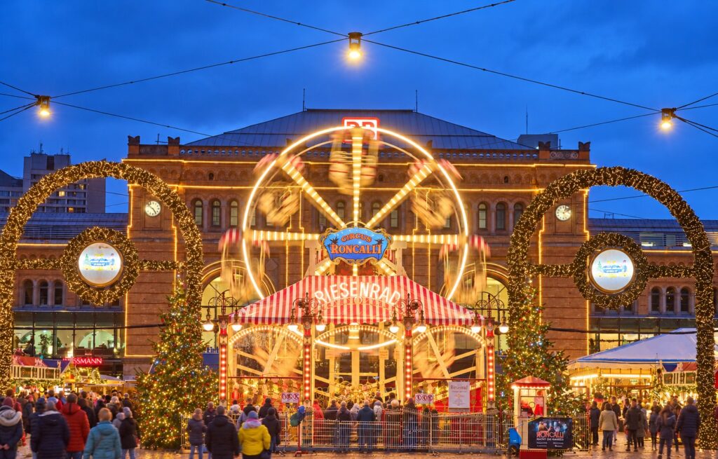Reuzenrad van het Roncalli Kerstdorp voor het hoofdstation van Hannover